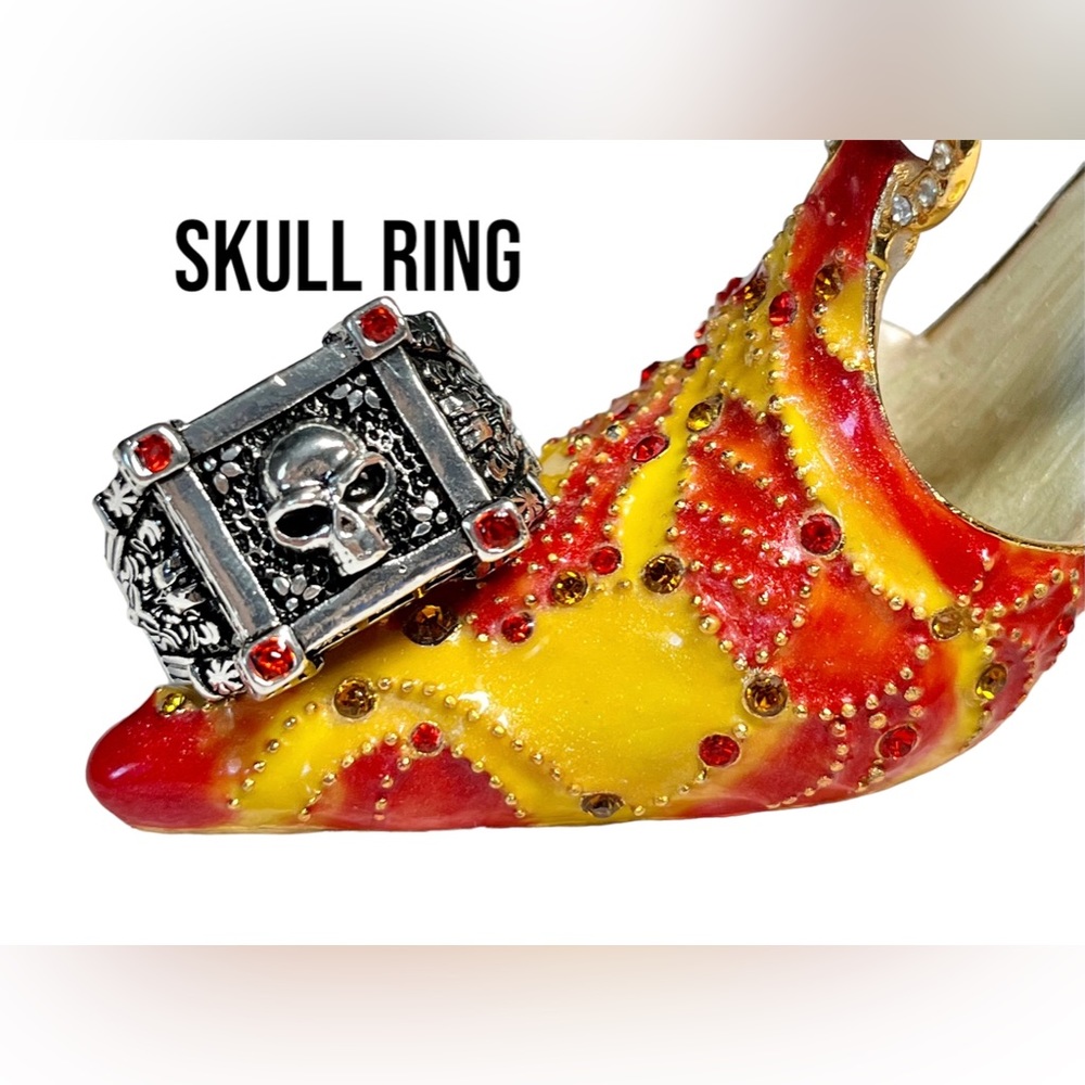 Large Mens skull ring with red stones -detailed